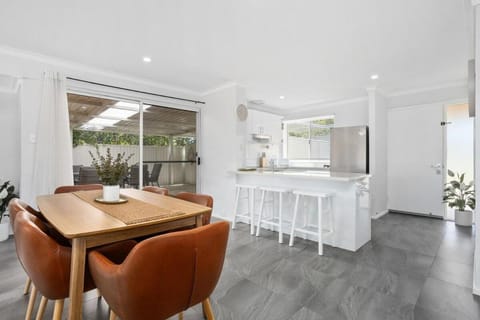 Riverside Bliss - Luxe Retreat in South Yunderup - Pet friendly House in Mandurah