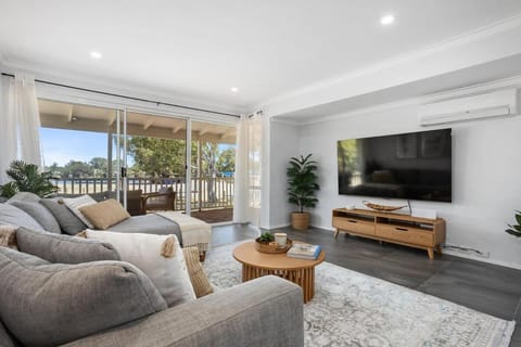 Riverside Bliss - Luxe Retreat in South Yunderup - Pet friendly House in Mandurah