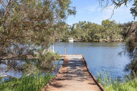 Riverside Bliss - Luxe Retreat in South Yunderup - Pet friendly House in Mandurah