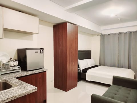 Bed, TV and multimedia, Kitchen or kitchenette, Photo of the whole room