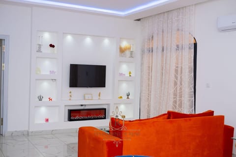 Communal lounge/ TV room, TV and multimedia, Living room, Seating area, air conditioner