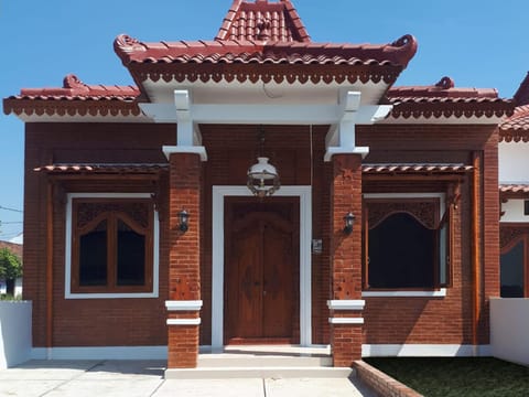 Property building, Facade/entrance, Day