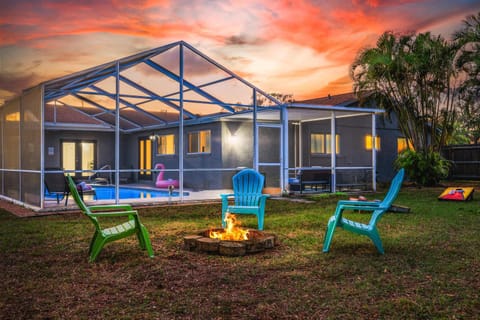 Beach Villa Private pool fire pit 6mi to beach Haus in Pinellas Park