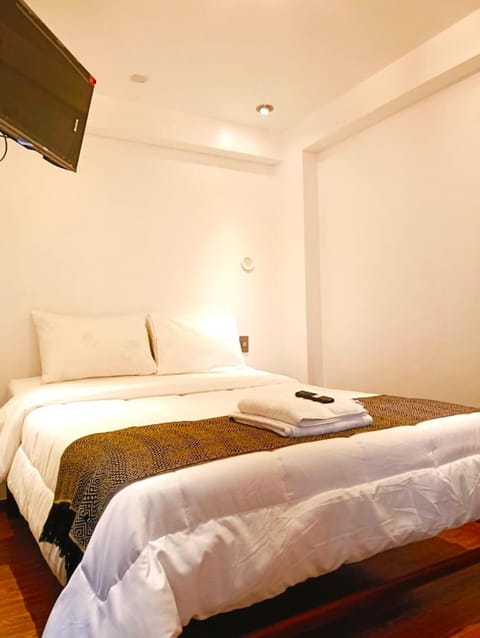 Bed, TV and multimedia, Bedroom