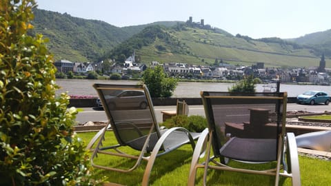 Nearby landmark, Day, Garden, Seating area, Mountain view, River view