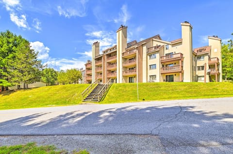 Snow Mountain Condo Hot Tub and Shuttle to Resort Apartment in Dover