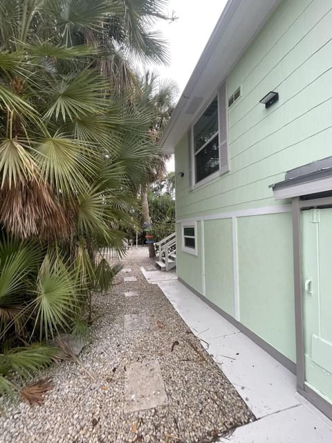 Mid Island Tranquility, Heated Pool, Steps to the Beach - Coconut Cottage - Roelens House in Estero Island