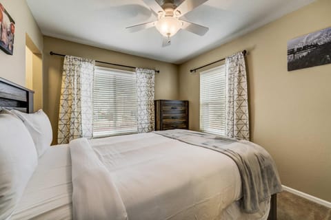 Quartz Castle Trails & Outlets BBQ Dog Friendly House in Castle Rock