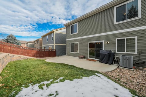 Quartz Castle Trails & Outlets BBQ Dog Friendly House in Castle Rock