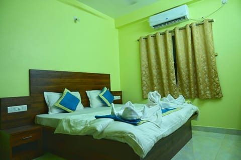 Bed, Photo of the whole room, Bedroom, towels, air conditioner