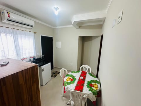 Kitchen or kitchenette, air conditioner