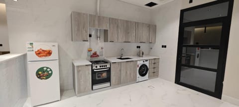 Kitchen or kitchenette, oven, washing machine