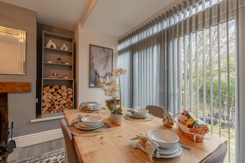 Glenroy Place - sleeps 7, private drive, log burner House in Pendle District