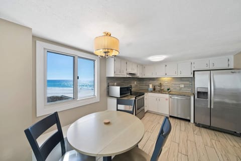 Shore Beats Work Gulf-Front Escape with Stunning Views & Balconies House in Sunnyside