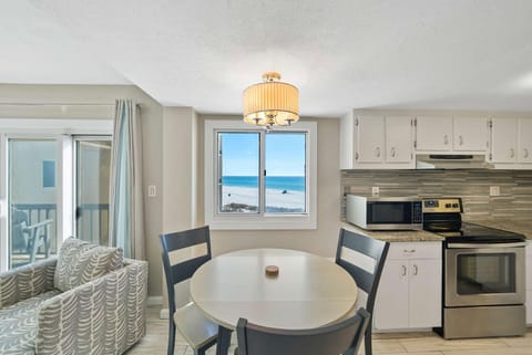 Shore Beats Work Gulf-Front Escape with Stunning Views & Balconies House in Sunnyside