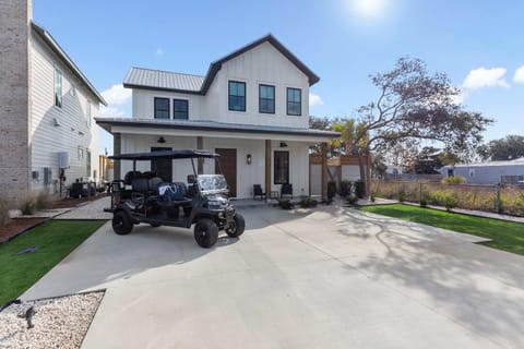 LUX Newly Built Seaglass and Sunsets Heatable Pool Close to Beach Family Friendly House in Laguna Beach