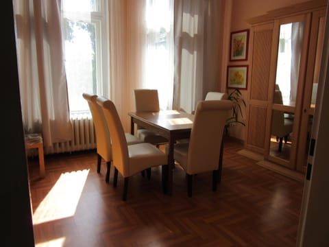 Photo of the whole room, Dining area