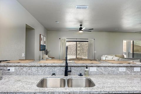 New Home Modern Central Spacious House in Lake Havasu City