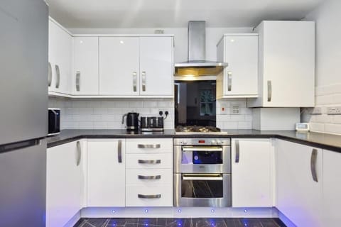 Coffee/tea facilities, Kitchen or kitchenette, dishwasher, oven, stove, toaster