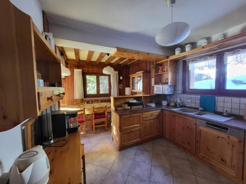 Chalet spacieux avec cheminée et salle de cinéma à Montgenèvre - FR-1-266-242 Chalet in Montgenèvre