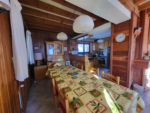 Chalet spacieux avec cheminée et salle de cinéma à Montgenèvre - FR-1-266-242 Chalet in Montgenèvre