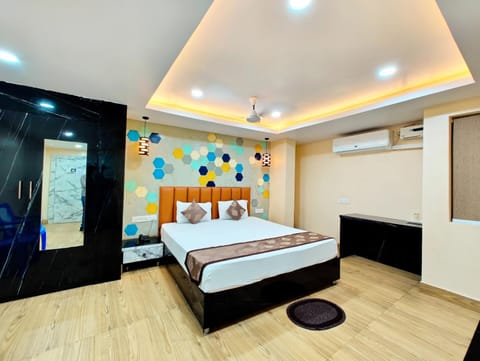 Bed, Photo of the whole room, Bedroom, air conditioner