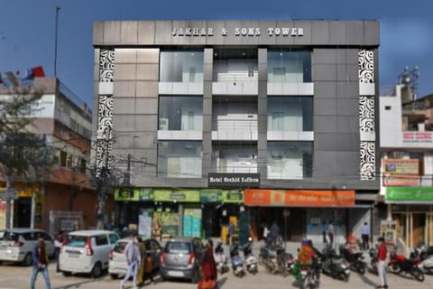 Property building, Day, City view, Street view, Location, group of guests, Parking