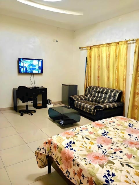 Communal lounge/ TV room, Bed, TV and multimedia, Bedroom