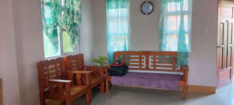 Room in BB - No hassle and no fuss, Aremen Transient is here for your comfortable stay Bed and Breakfast in San Juan