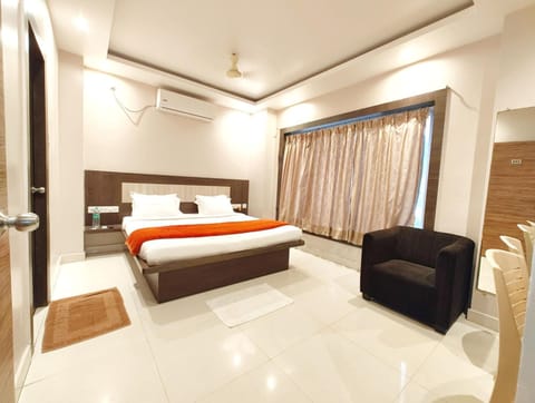 Bed, Living room, Photo of the whole room, Seating area, Bedroom, air conditioner