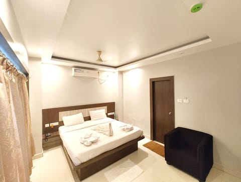 Bed, Living room, Photo of the whole room, Seating area, Bedroom, towels, air conditioner