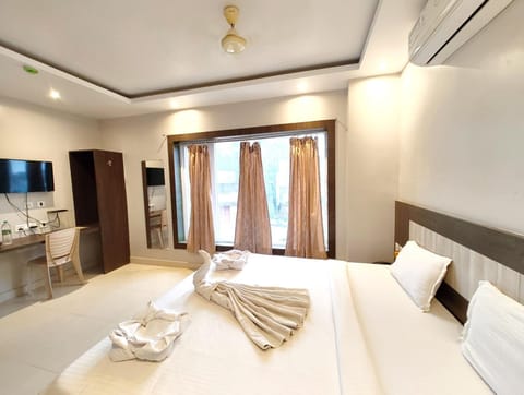 Bed, TV and multimedia, Photo of the whole room, Bedroom, towels, wardrobe, air conditioner