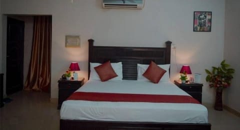 Karachi couple guest House Bed and Breakfast in Karachi