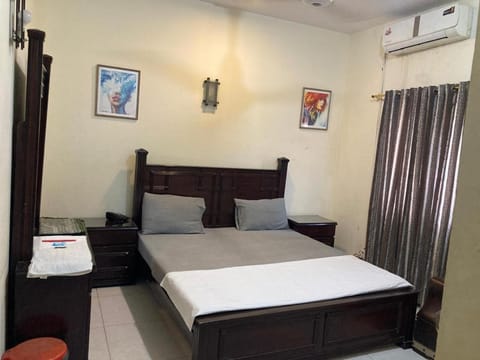 Karachi couple guest House Bed and Breakfast in Karachi