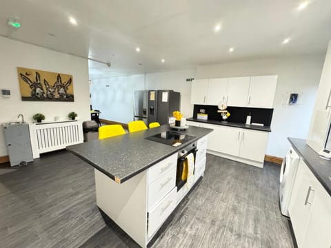 Spacious Stunning THREE Bedroom Bedroom House In Handsworth Wood, Close Proximity To Birmingham City Centre, SLEEPS 6 House in Birmingham