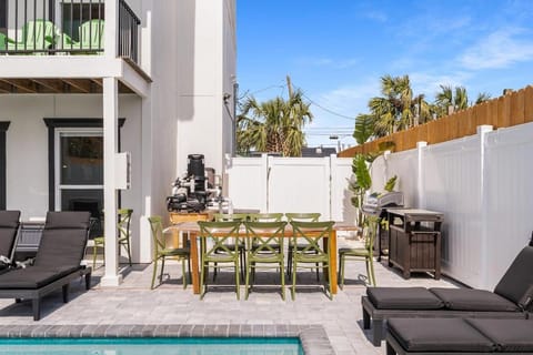 Spring Fun Pool, Arcade, MiniGolf, BBQ, NearBeach Apartment in Lower Grand Lagoon