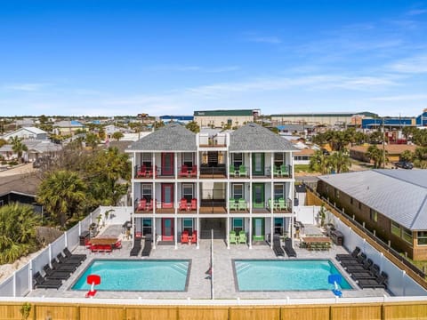 Spring Fun Pool, Arcade, MiniGolf, BBQ, NearBeach Apartment in Lower Grand Lagoon