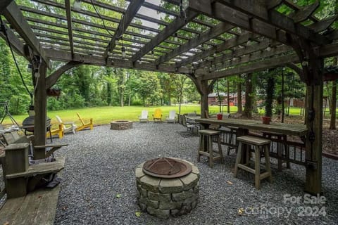 487) Massive 3 bedroom with a firepit House in Mint Hill