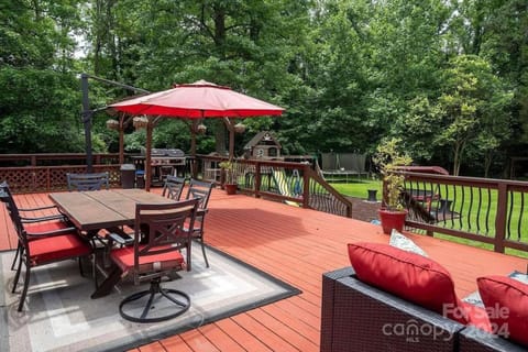 487) Massive 3 bedroom with a firepit House in Mint Hill