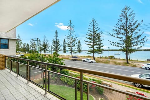 Beach & Wave Break Island Views Apartment in South Stradbroke