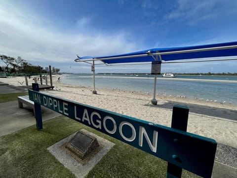 Beach & Wave Break Island Views Apartment in South Stradbroke