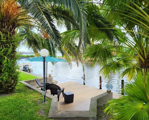 Cape Coral, Pool Home, On Fresh Water Canal, Fishing, Free Wi-fi & Game Room House in Cape Coral