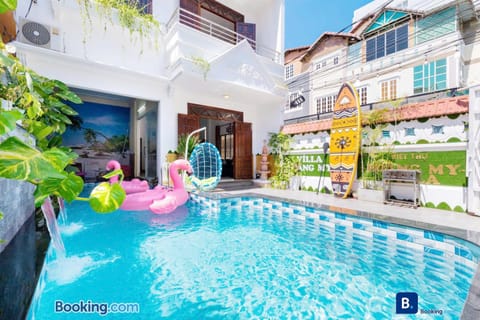 Property building, Patio, Day, Pool view, Swimming pool, sunbed