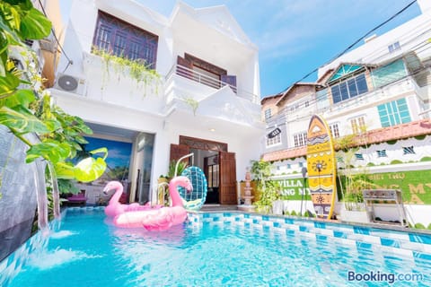 Property building, Day, Pool view, Swimming pool, sunbed