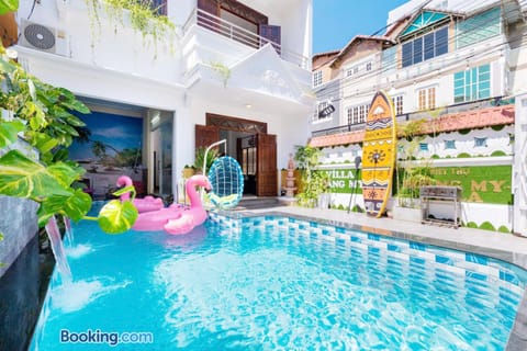 Property building, Patio, Day, Pool view, Swimming pool, sunbed