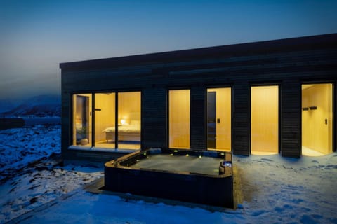 New amazing cabin with spectacular view and jacuzzi in the heart of Lofoten House in Lofoten