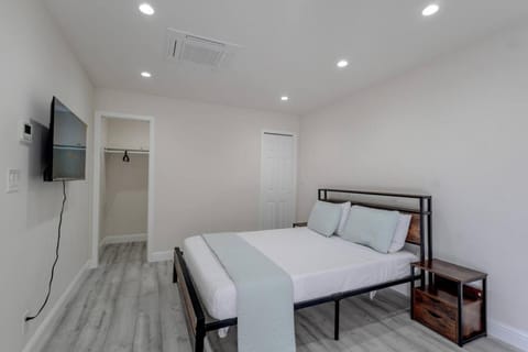 Palo Alto Master with pvt bathroom and entrance Near Stanford Queen bed House in East Palo Alto