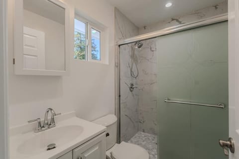 Palo Alto Master with pvt bathroom and entrance Near Stanford Queen bed House in East Palo Alto