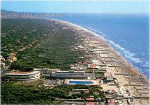 Restaurant/places to eat, Neighbourhood, Beach, Area and facilities, Supermarket/grocery shop, Shopping Area, Swimming pool