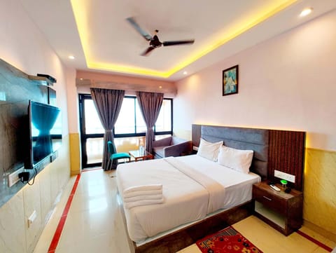 Bed, TV and multimedia, Photo of the whole room, Evening entertainment, Bedroom, air conditioner